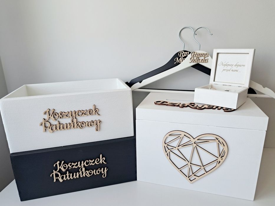Białe pudełko na obrączki koperty koszyczki ratunkowe wieszaki wesele