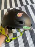 Kask z naklejkami scootive