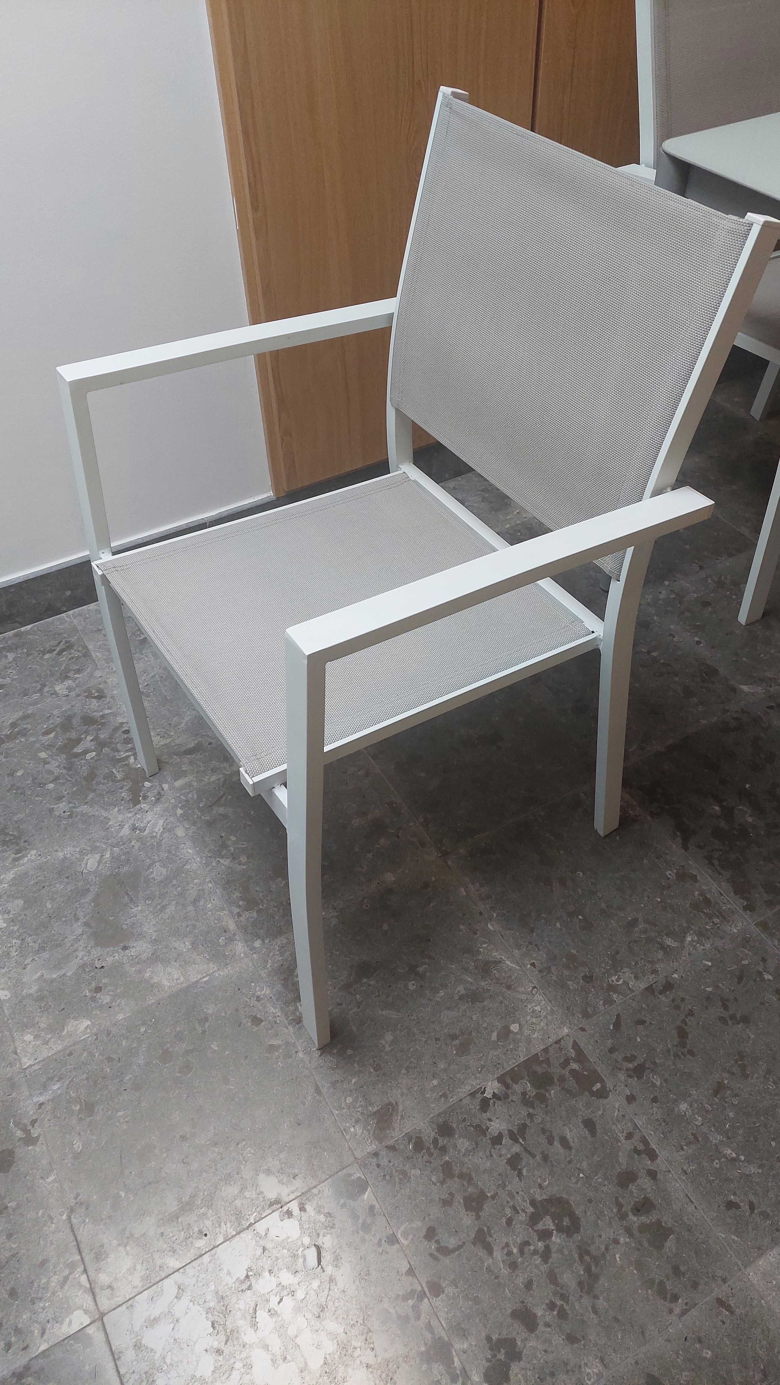 Conjunto de mesa com tampo em vidro lacado e 6 cadeiras - Exterior