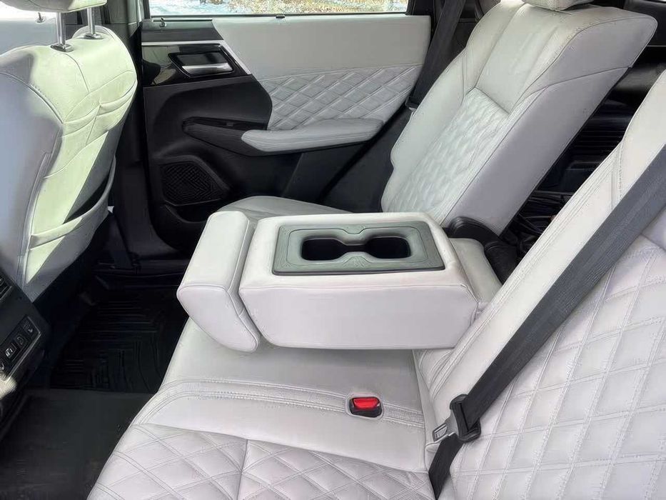 Mitsubishi Outlander Hybrid Plug-in      2023