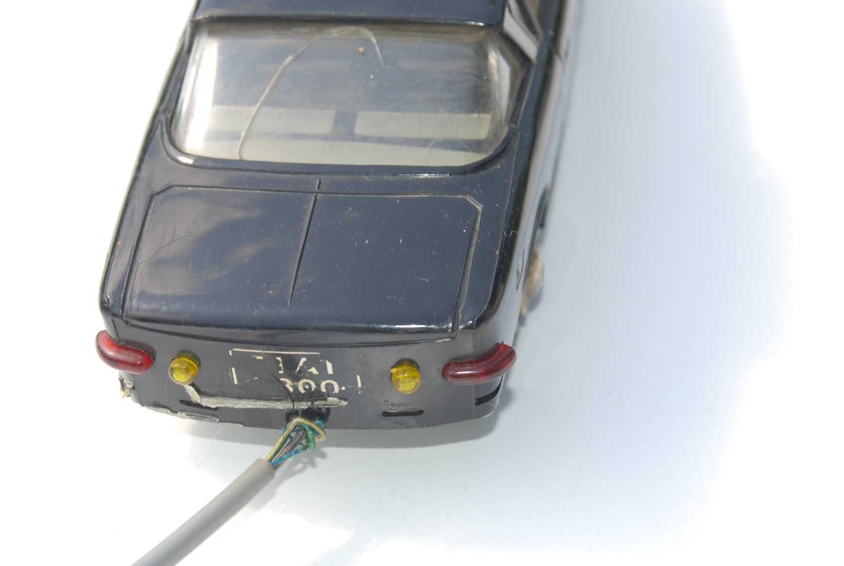 Stara zabawka samochód Ites Fiat 2300 na kabel