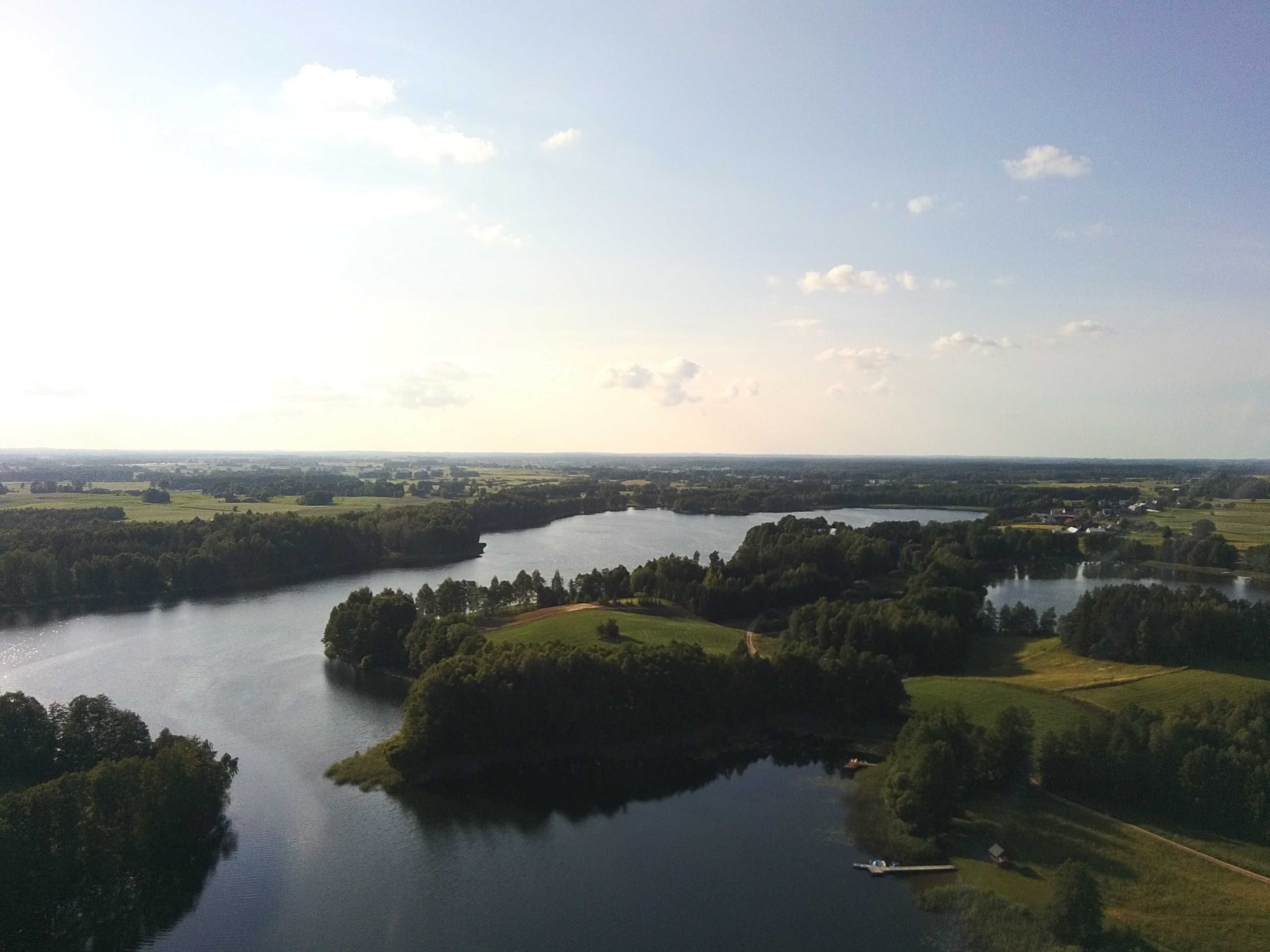 Domek z Kominkiem Nad Jeziorem z jacuzzi ogrodowym