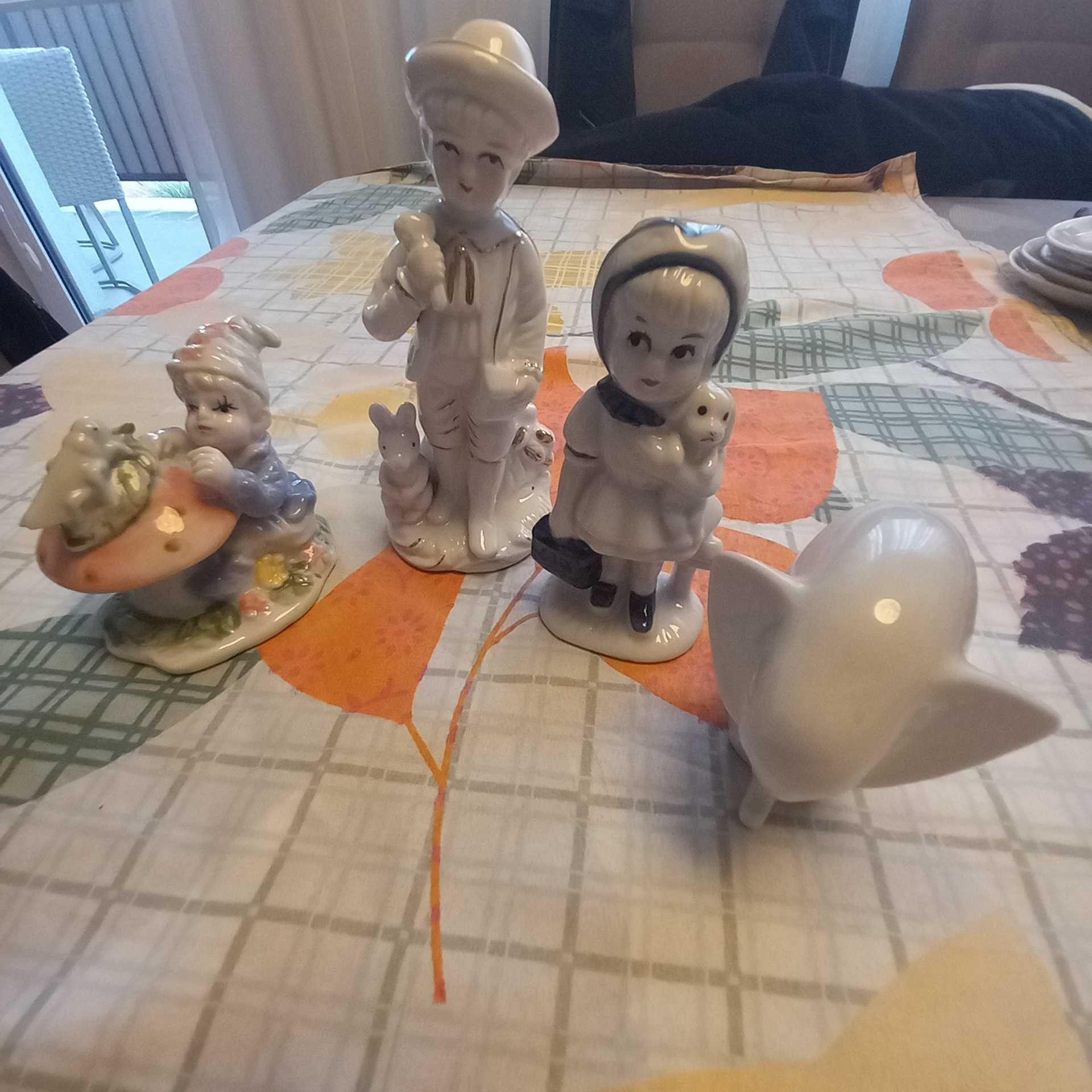 Figurki porcelanowe.
