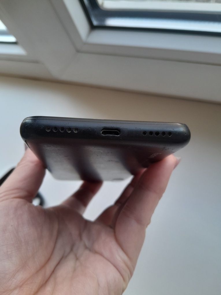 Телефон Xiaomi Redmi 7A.