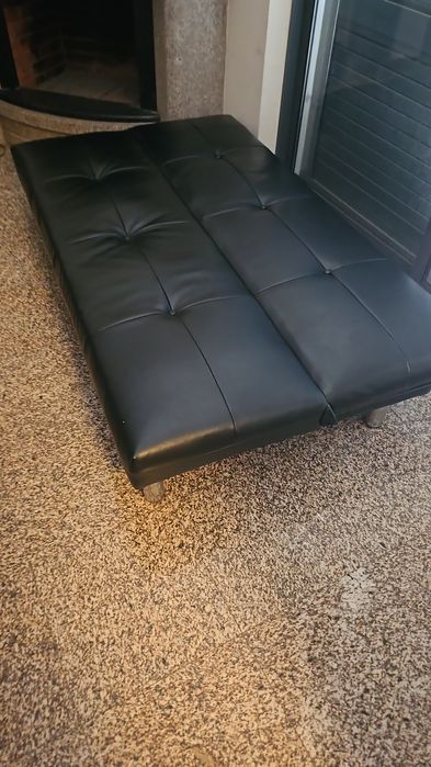 Sofa cama em couro preto