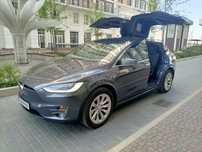 Авто в оренду Tesla X можливо під таксі