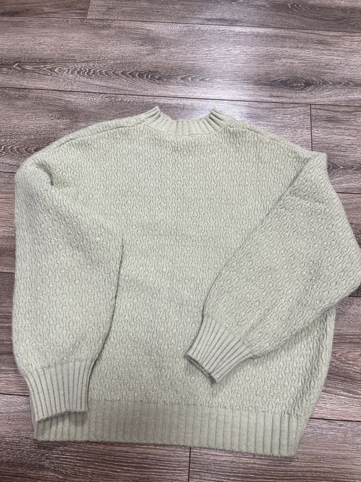 Светер оливкового кольору