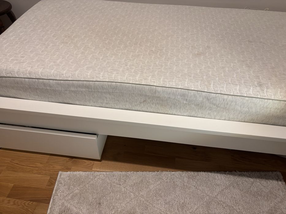 Łóżko z materacem 90x200