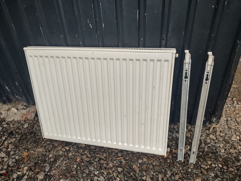 Grzejnik z mocowaniami