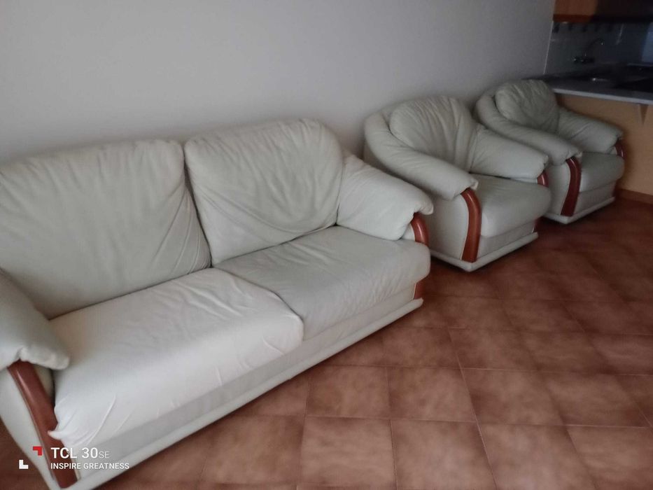 Sofás em pele brancos