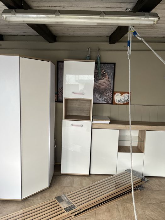 Szafa rogowa z dzwiami otwieranymi , komida oraz slupek