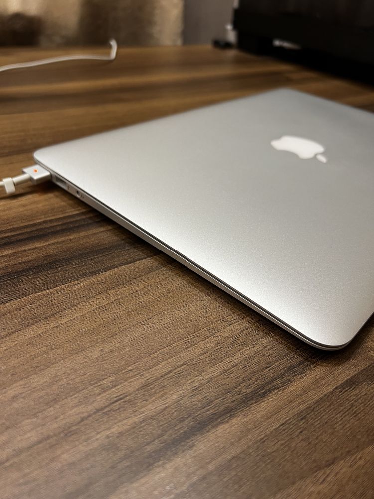 Ноутбук MacBook Air 13 в состоянии нового