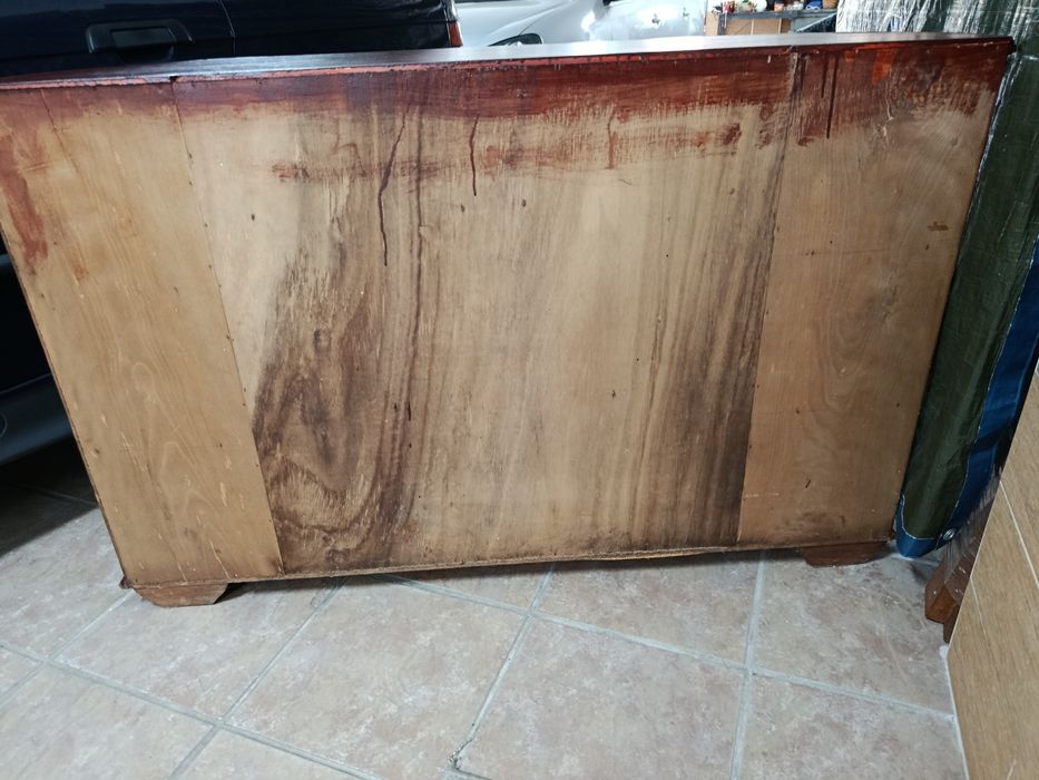 Móvel de entrada em madeira com gavetas e prateleiras laterais