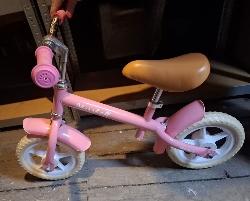 Różowy rowerek biegowy