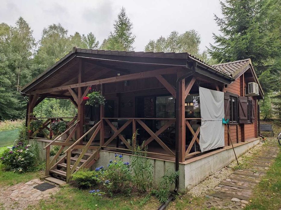 Drewniany domek z kominkiem, ładnym widokiem na jezioro, klima,