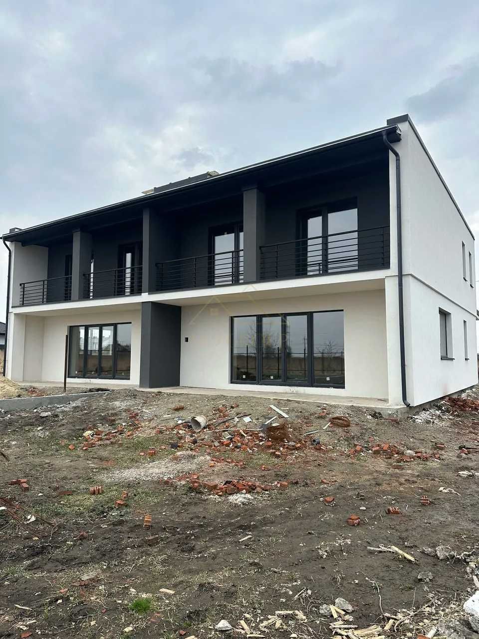 Продається готовий до ремонту будинок (дуплекс) 170 м2/Гараж+2 тераси