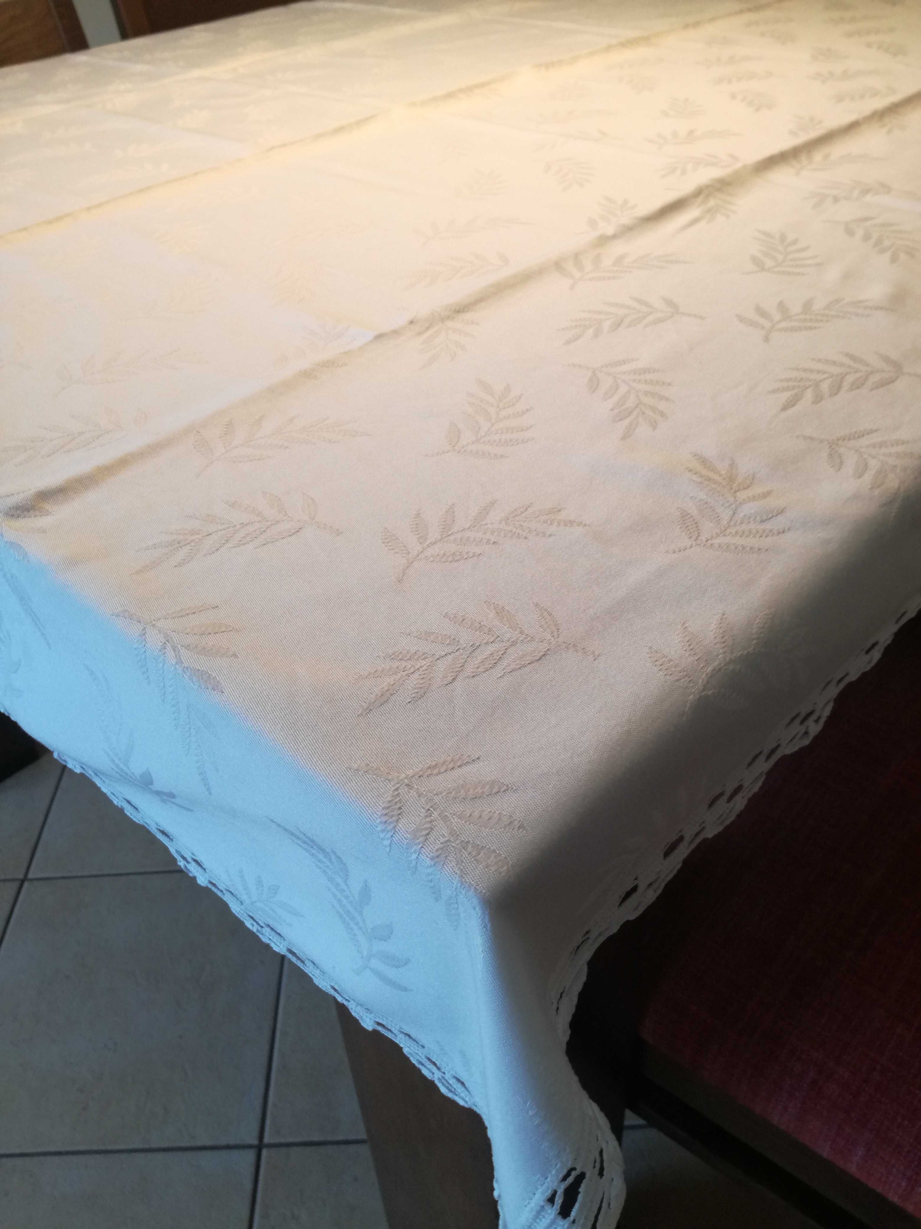 Toalha de mesa grande em tecido adamascado e com picô em renda