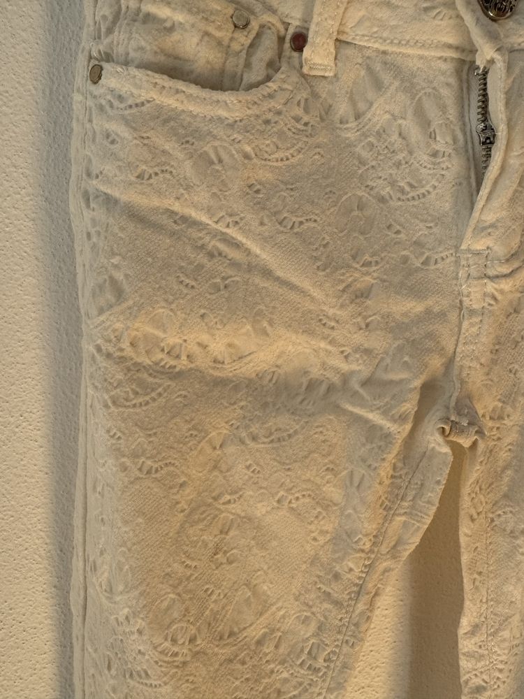 Calças tipo leggings em renda