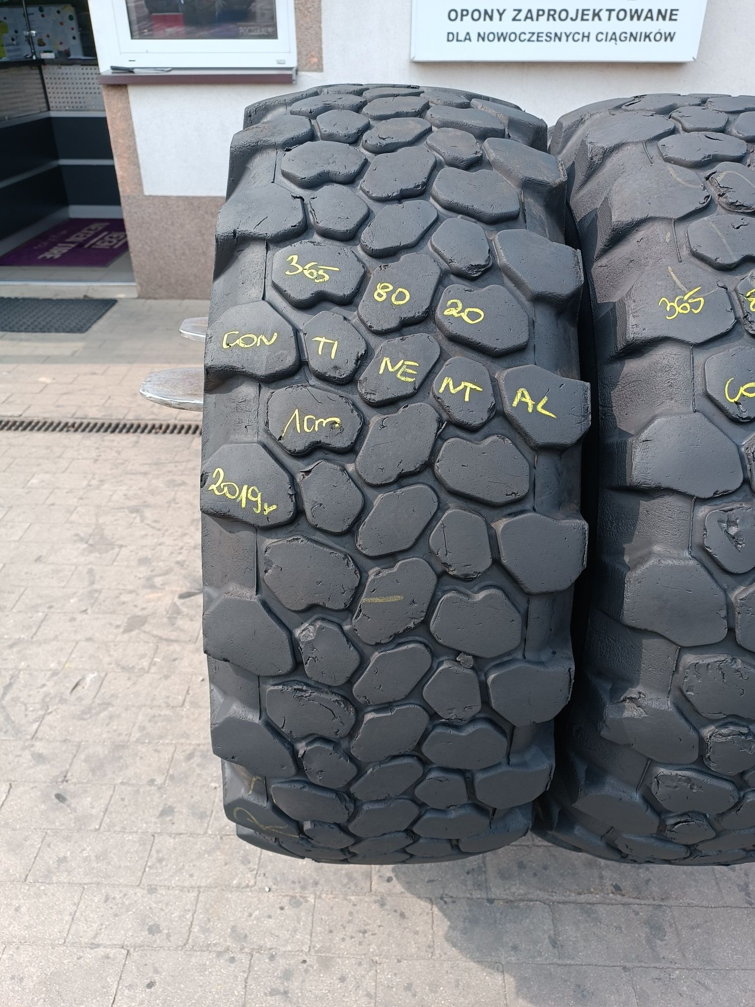 365/80R20 Continental MPT 81   14.5-20