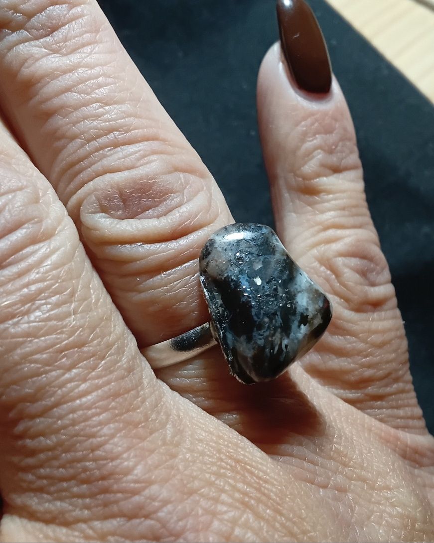 Anel Pedra natural TIFFANY ( Opala purpura) em tom negro PORTES GRATIS
