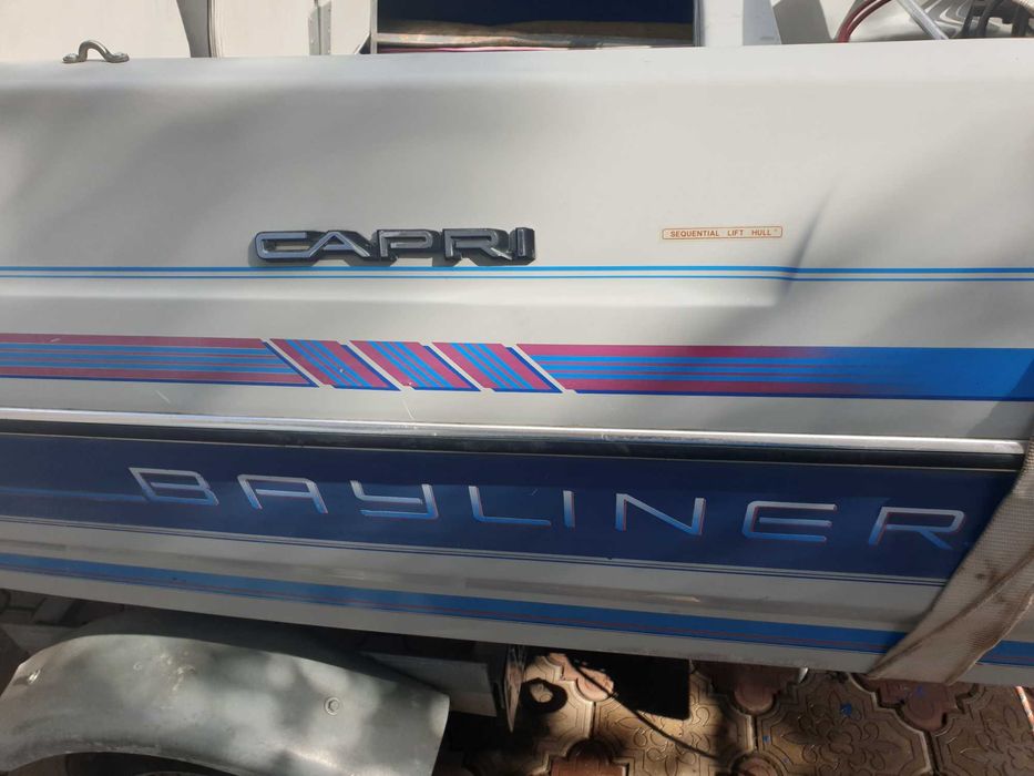 Катер Bayliner Capri 1500, лодку с мотором