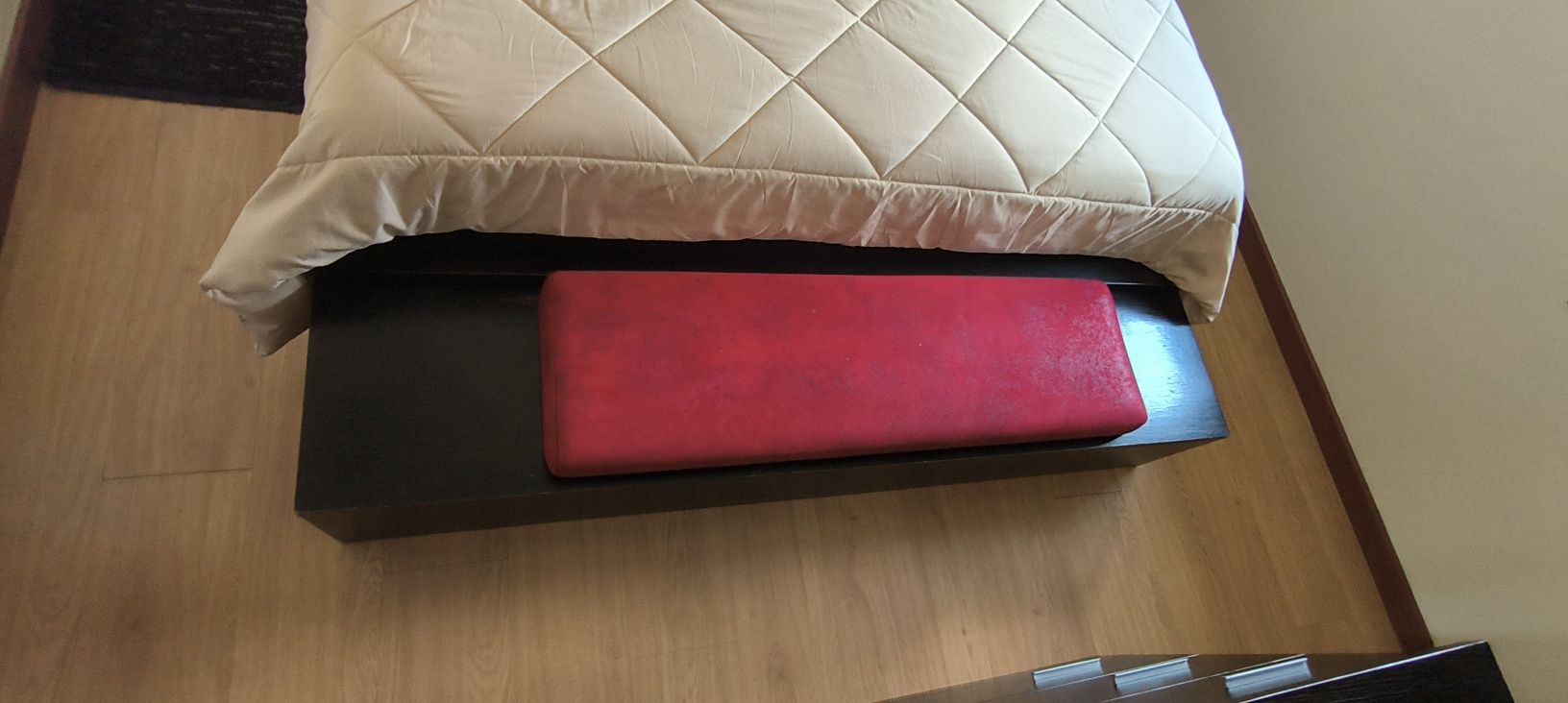 Mobilia de Quarto - Cama + 2 Mesas de Cabeceira + Cómoda