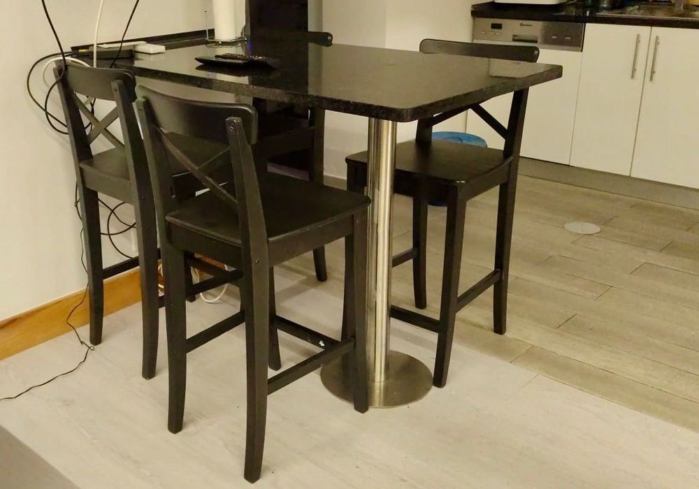 Mesa marmore e cadeiras Ikea