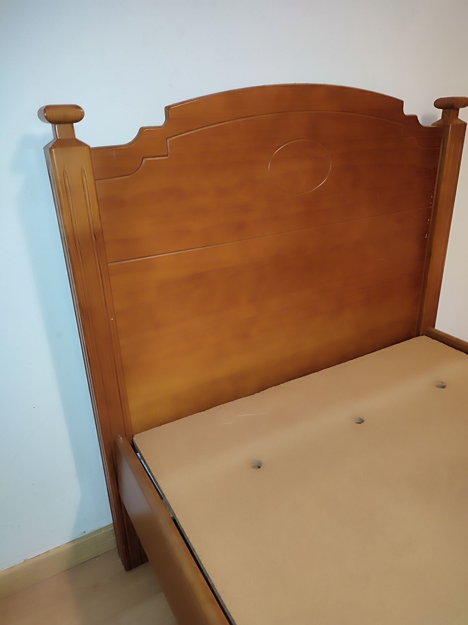 Cama solteiro de madeira massissa com colchãoa