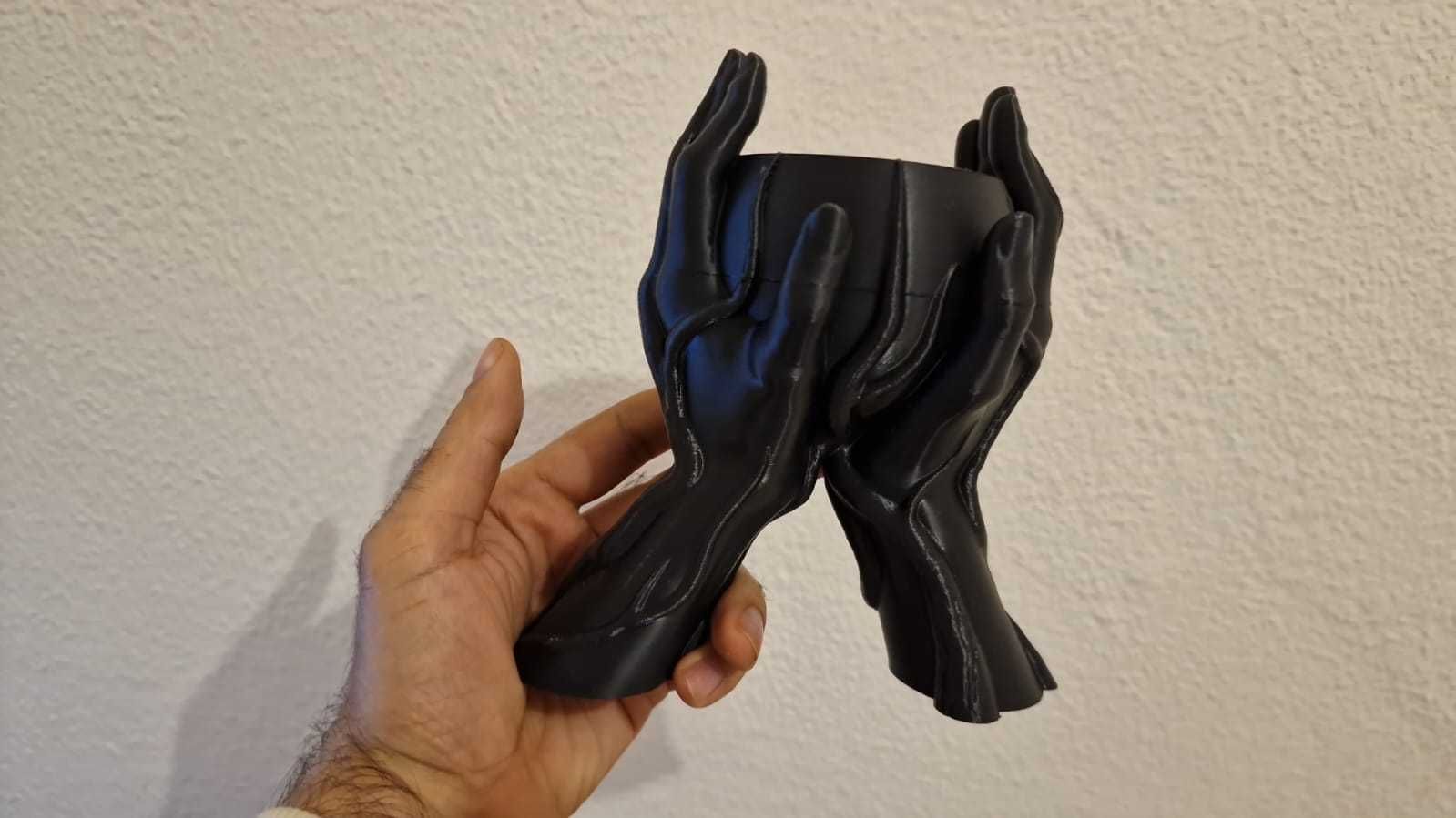 vaso segurado com mãos imprimido 3d
