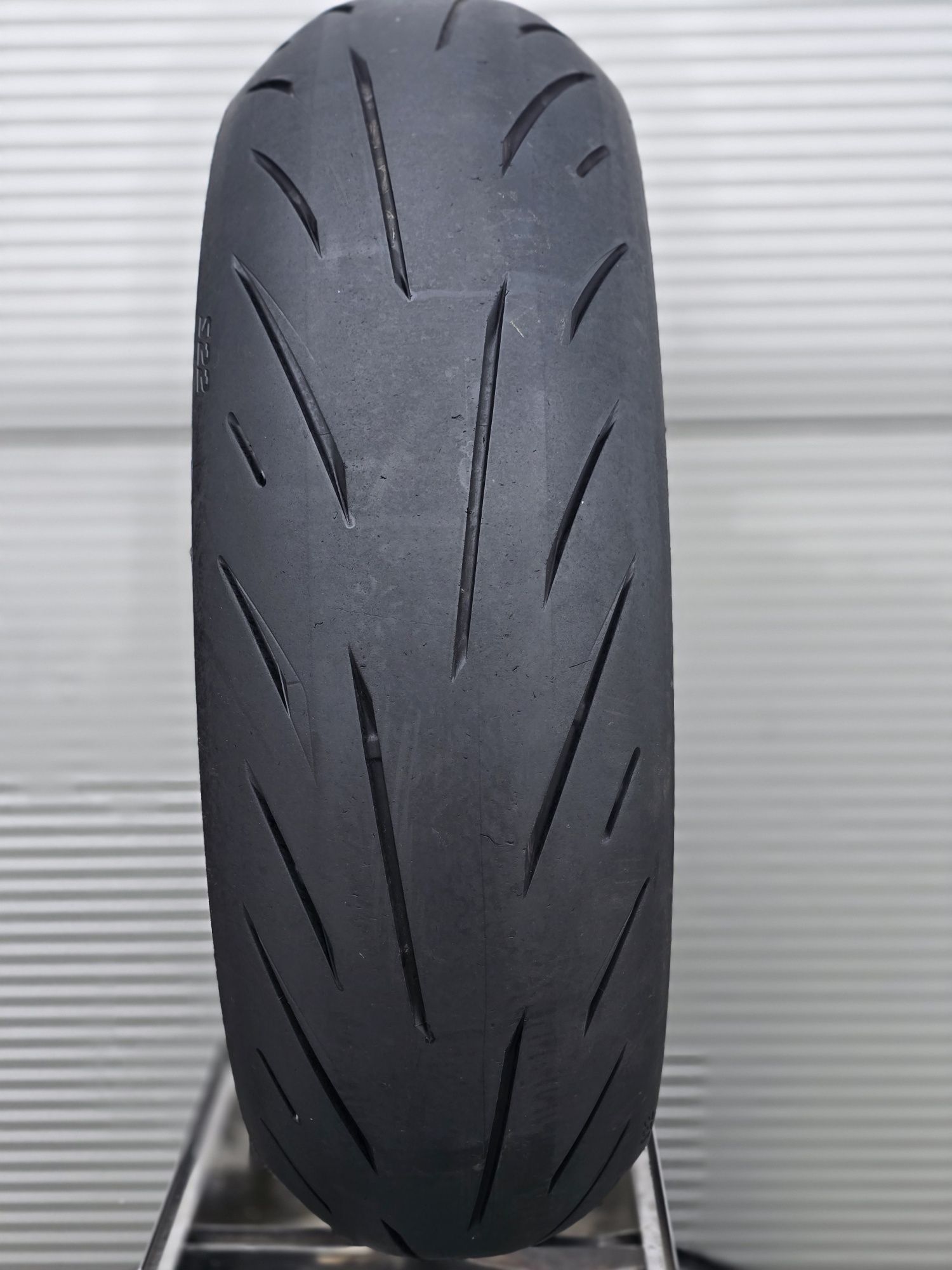 Opona Bridgestone s22R 180/55/17 bieznik 4mm
