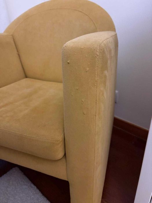 Poltrona de madeira estofada