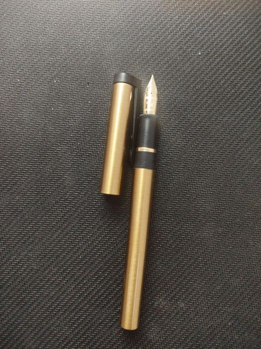 Caneta sheaffer dourada