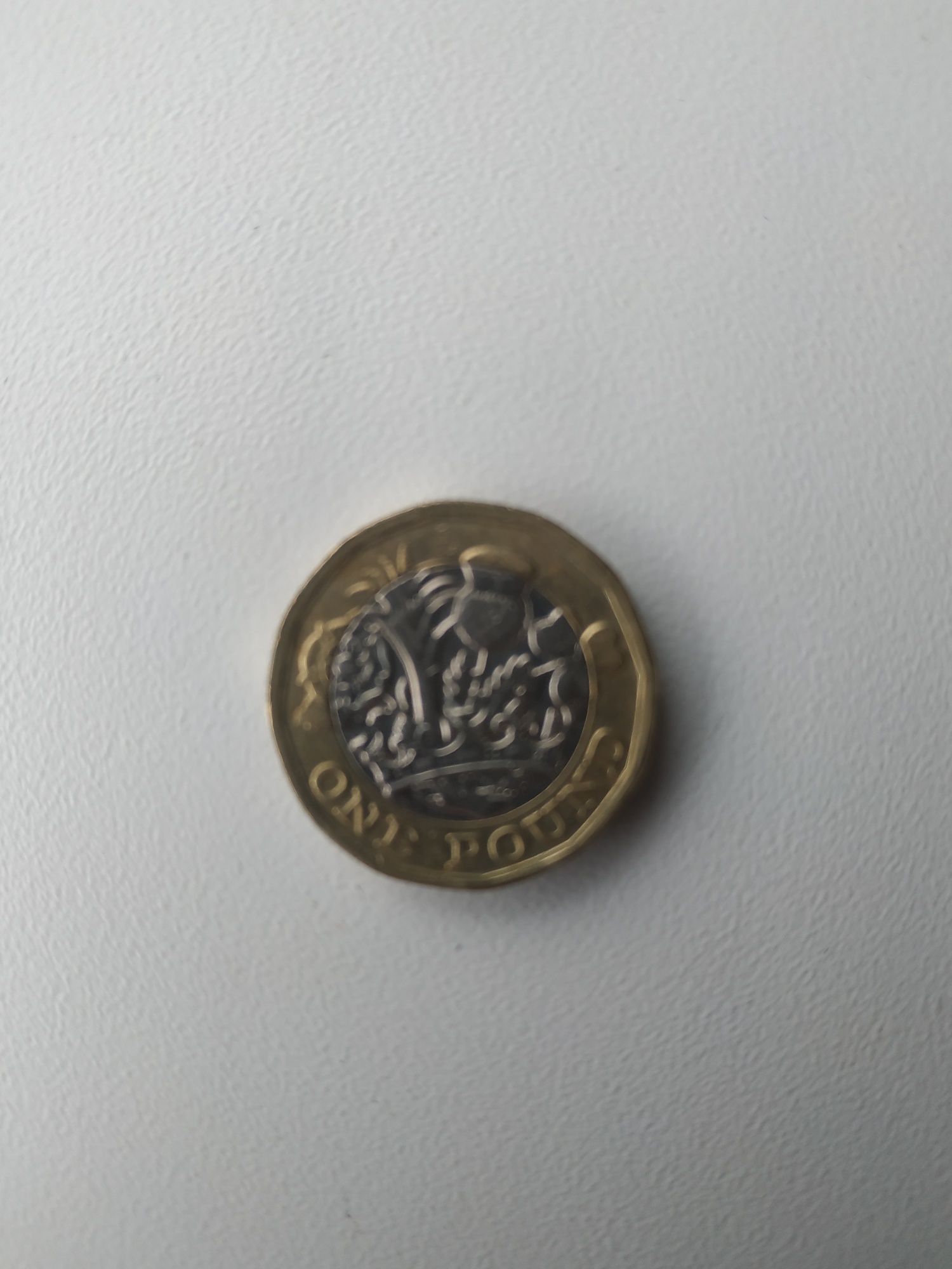 Монета one pound