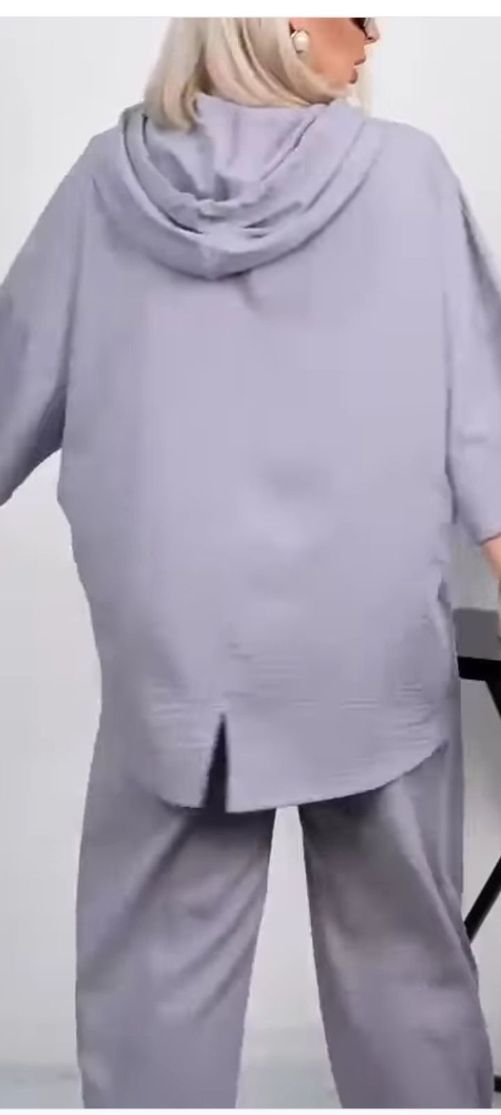 Жіночий костюм .