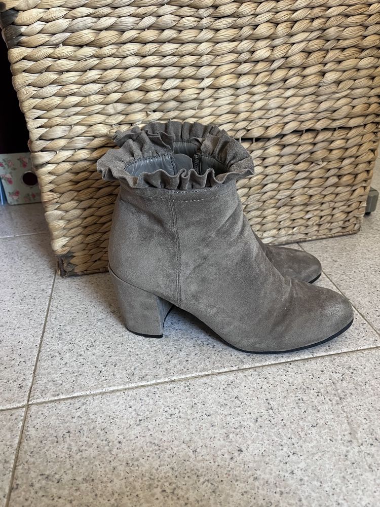 Botins de salto cinza