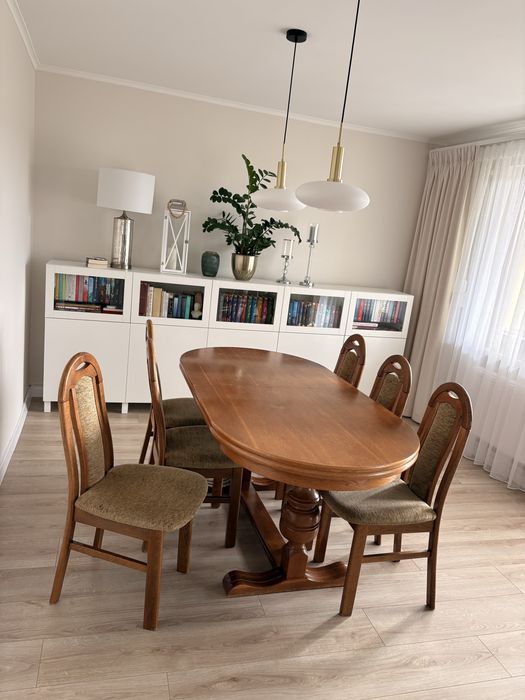 Stół z dębowymi krzeslami