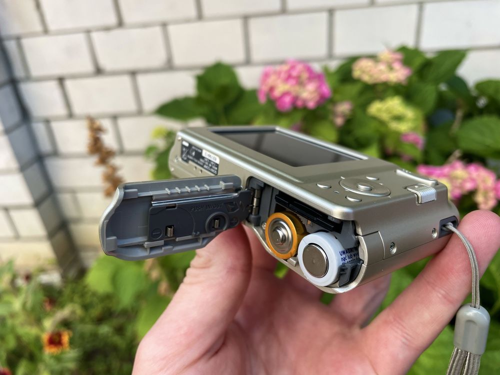 Sony Cyber-shot DSC-S2000