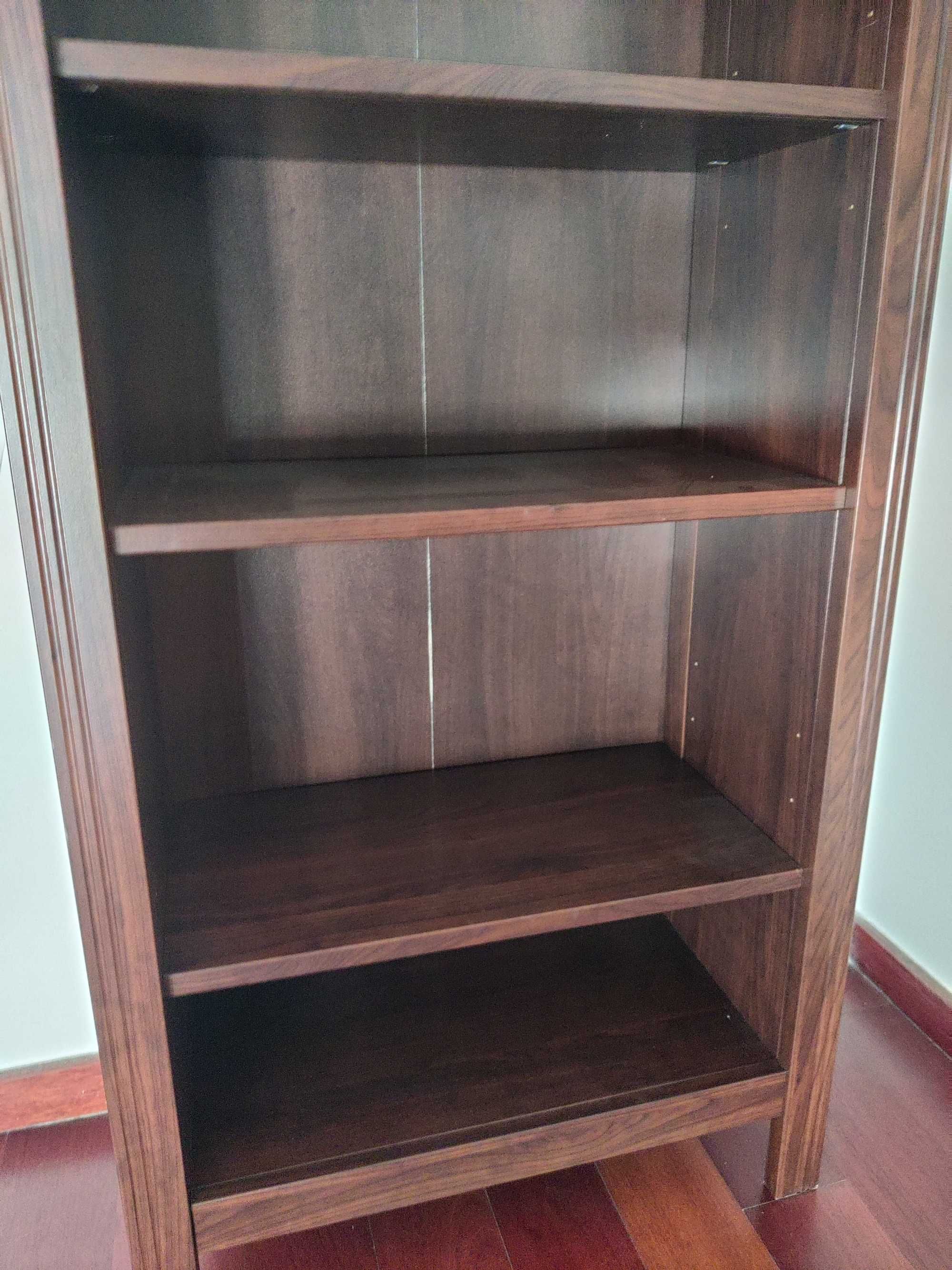 Estante IKEA de madeira