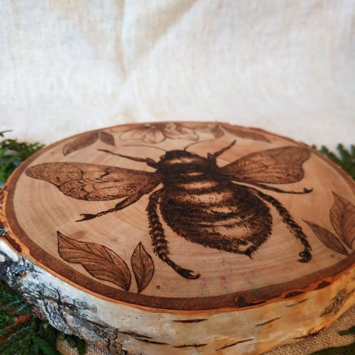 Дерев'яна кругла картина Бджола із березового спилу.  Пірографія.