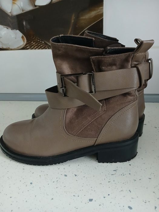 Жіночі зимові черевики.