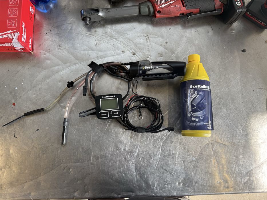 Olejarka do lancucha motocyklowego, elektroniczna Scottoiler V2.
