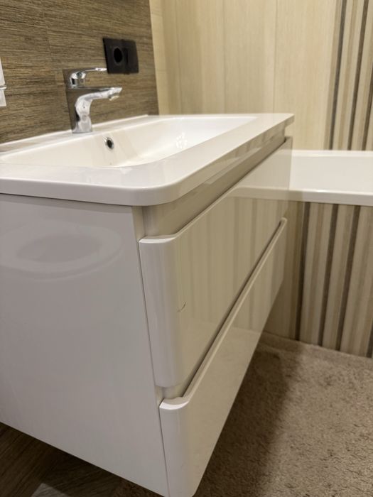 Продаю тумбу з раковиною та змішувачем.