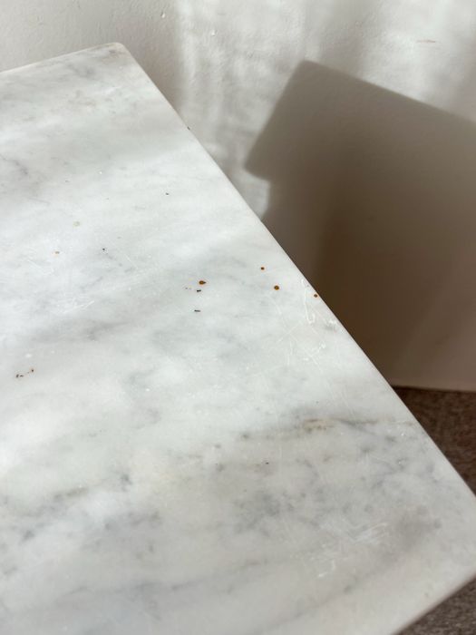 Szafka z marmurowym blatem