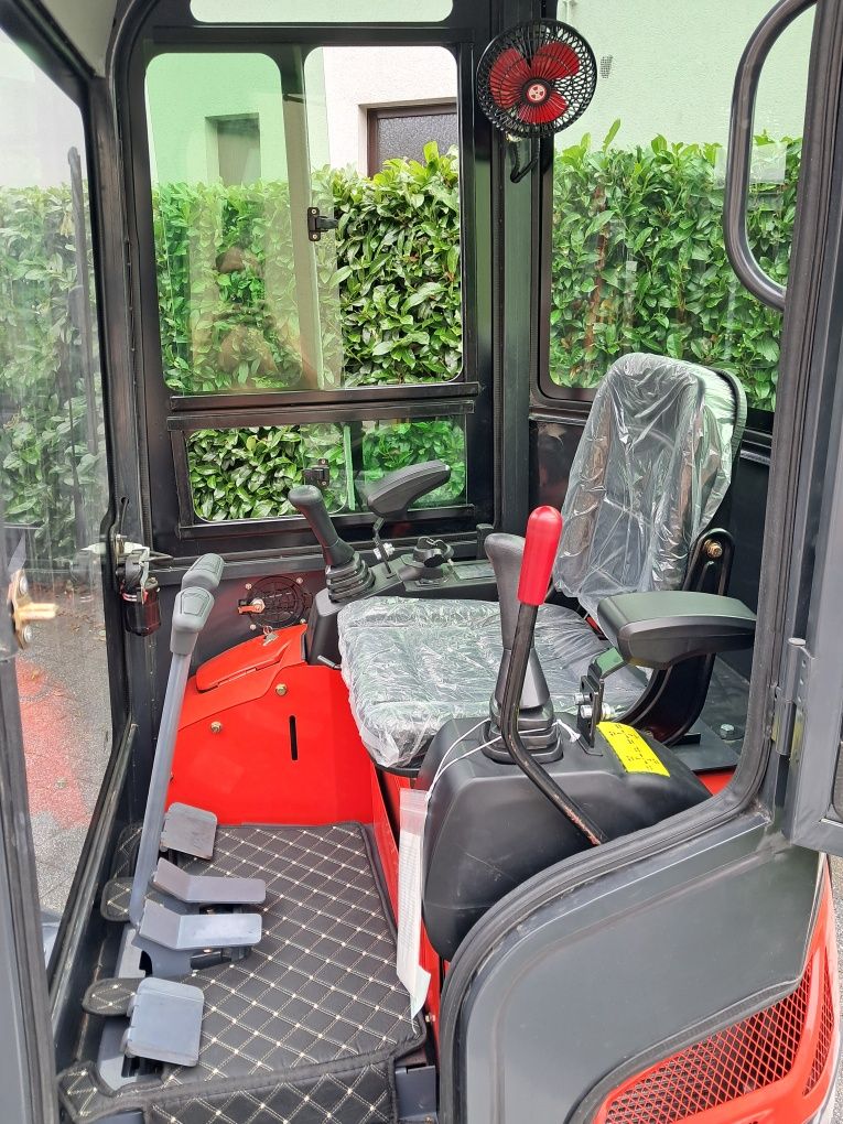 Mini koparka Firmy Yitui z silnikiem kubota