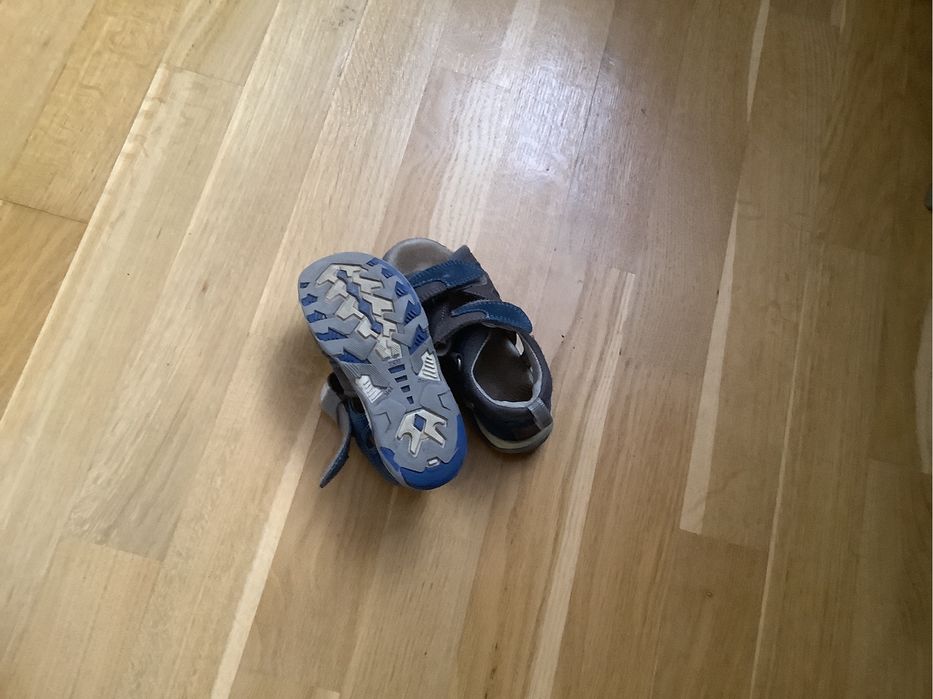 Подарую в Івано-франівську босоніжки дитячі Бартек 28 розмір