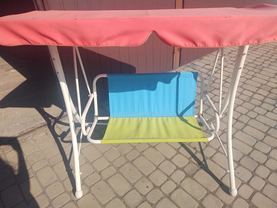 Huśtawka ogrodowa i hulajnoga elektryczna