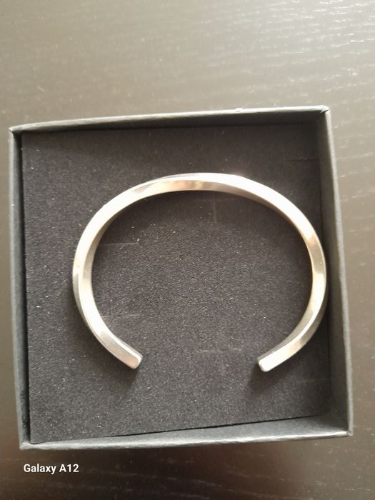 Pulseira em aço, com portes incluídos