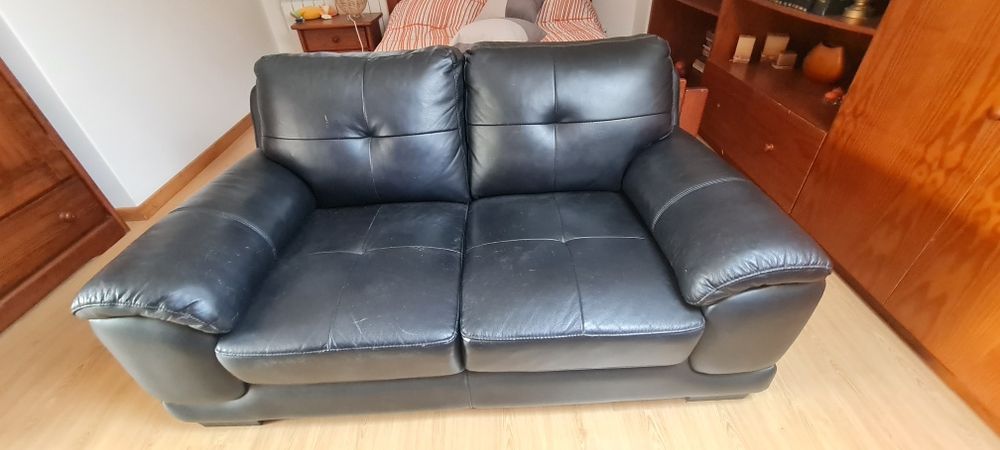 Sofá em polipele preto