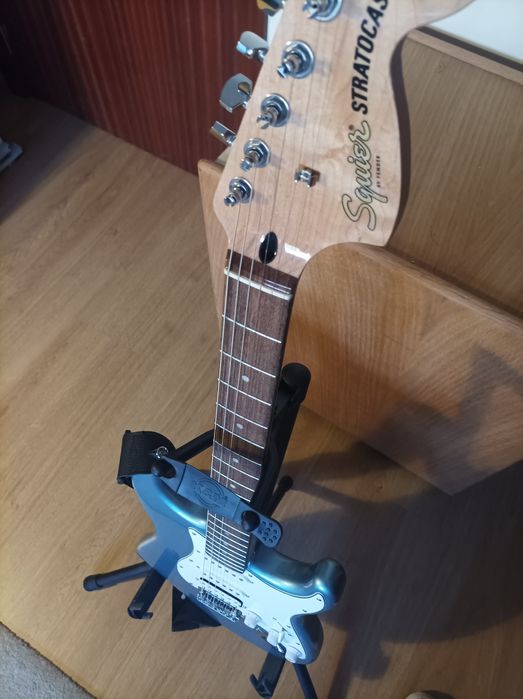 Guitarra Fender Squier Strat Aff + Fender FE920 + Sup K&M 17685 (NOVO)