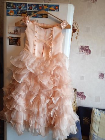 Продам нарядное персикового цвета платье.Очень красиво смотрится